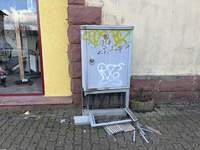 Erst an-, dann weggefahren. Ein Autofahrer gegen einen Stromkasten. In Maikammer.