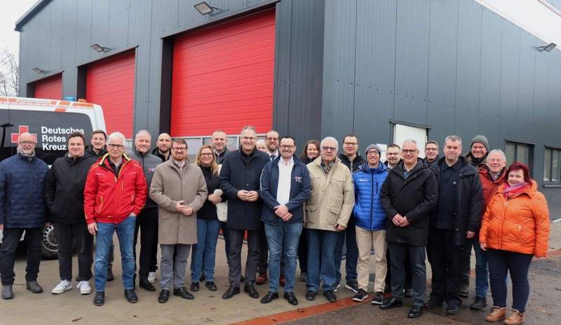 Bei der offiziellen Einweihung der Multifunktions- und Fahrzeughalle waren Vertreter der örtlichen Politik, Verwaltung und des DRK anwesend. Foto. DRK-Ortsverein Herxheim. Frei. 