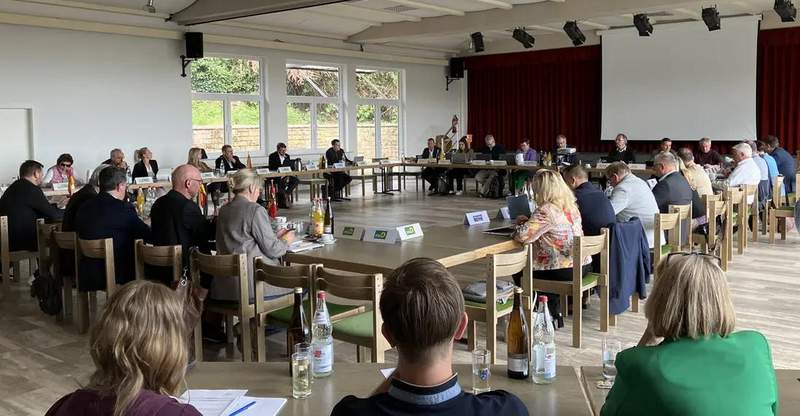 Der Kreistag tagte im April im Pfarrzentrum St. Martin und beschloss, der Initiative „Jetzt reden WIR. Ortsgemeinden stehen auf" beizutreten. Foto. KV. SÜW. Frei.