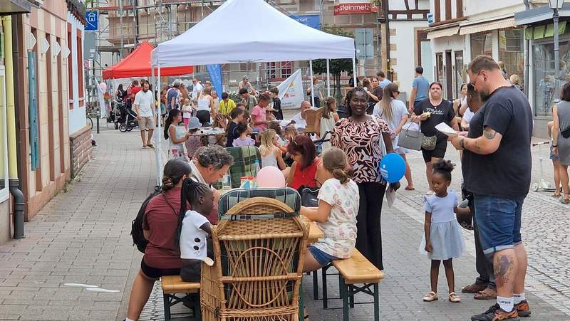 Auch in der Königstraße reihten sich etliche Spiel- und Infostände aneinander. Foto. rw.