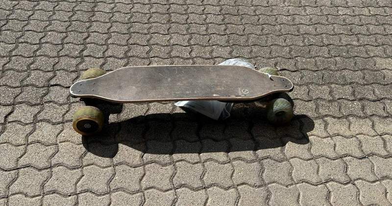 Per E-Kraft angetrieben erreicht das Skate-Board über 60 km/h. Erwischt bei Edenkoben. 