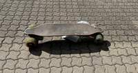 Per E-Kraft angetrieben erreicht das Skate-Board über 60 km/h. Erwischt bei Edenkoben. 