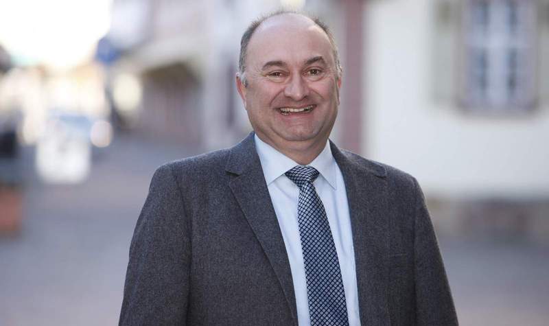 Stadtbürgermeister Hermann Augspurger vor dem historischen Rathaus, noch bevor es für zum Schleuderpreis von 330.000 Euro an einen privaten Investor verkauft wurde. Das Gutachten zum Wert des Gebäudes war nicht öffentlich einsehbar. Foto. sp. 