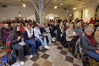 Das Foyer des Alten Kaufhauses in LD war zur Gedenkveranstaltung für die Opfer des Nationalsozialismus voll besetzt. Foto. Norman Krauß.