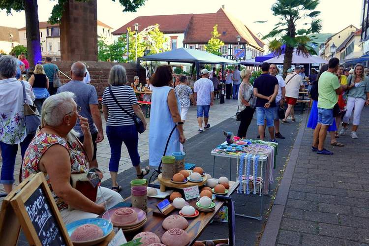 Auch in der oberen Marktstraße herrschte reger Publikumsverkehr an der gestrigen Hellen Nacht in BZA. Foto. Sulamay Fillinger. 