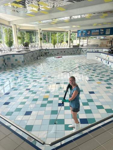 Südpfalz-Thermen-Mitarbeiterin Marie beim Hochdruckreinigen im großen Innenbecken der Südpfalz-Therme im vergangenen Jahr. 