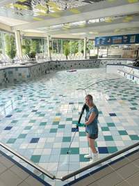 Südpfalz-Thermen-Mitarbeiterin Marie beim Hochdruckreinigen im großen Innenbecken der Südpfalz-Therme im vergangenen Jahr. 