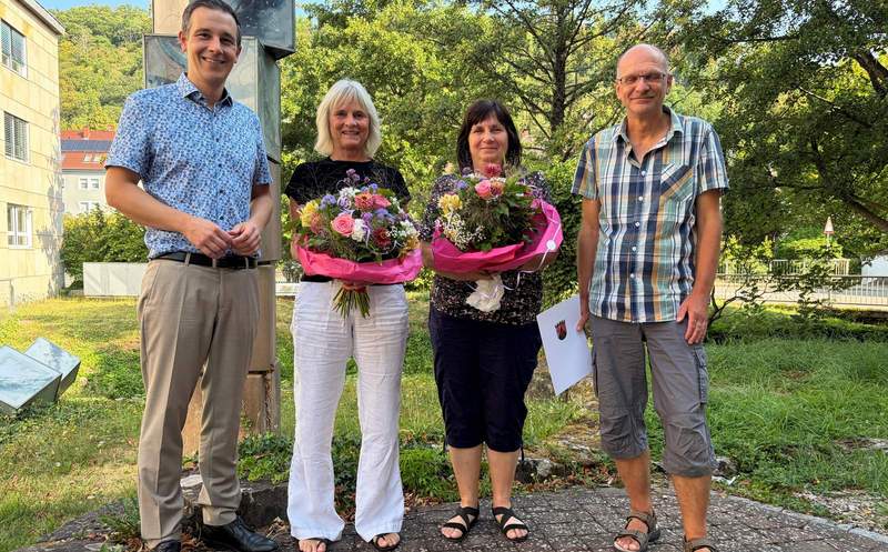 Von links. Bürgermeister Christian Burkhart, Sabine Sarter, Margit Schermer und Peter Gabriel im Lichthof der Verwaltung. Foto. VG. Annweiler. Frei.