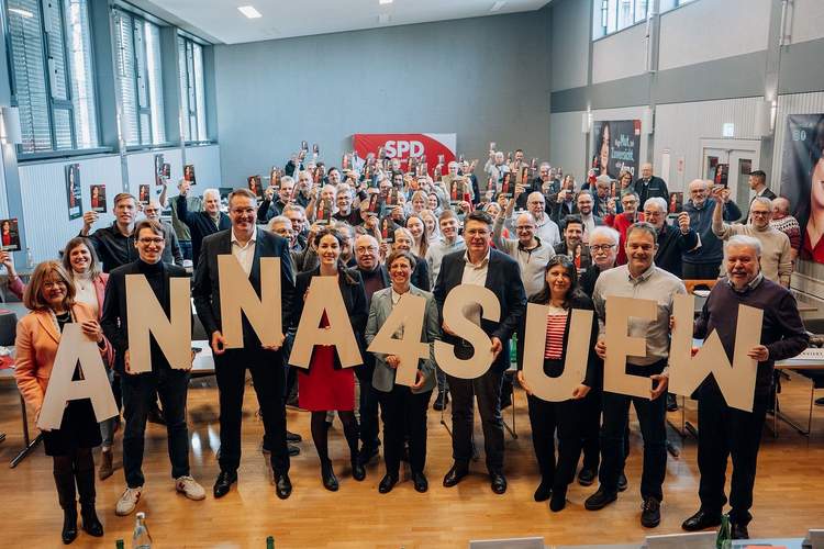 Knapp 80 Delegierte waren nach Hayna gekommen, um Anna Bendel auf den Kandaten-Schild für die SPD um das Landratsamt in SÜW zu heben. Foto. Philipp Moch. Momentewerk. Frei. 