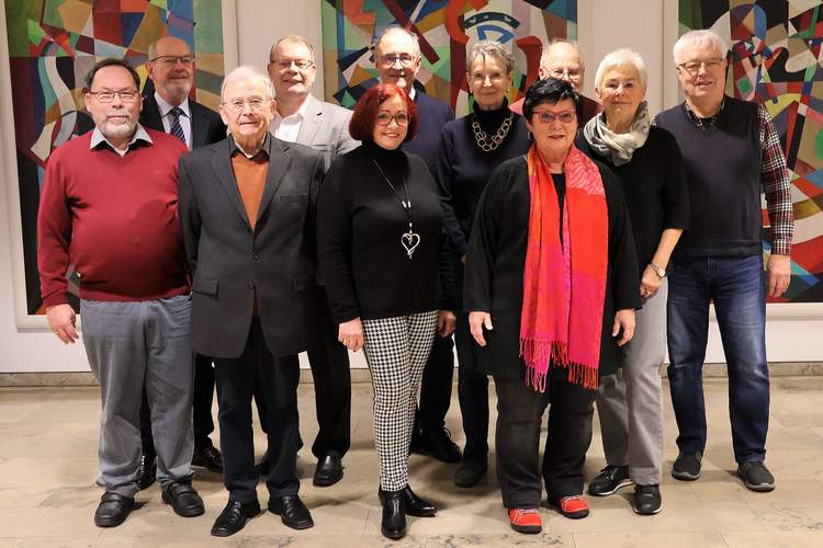 Der Beirat für ältere Menschen mit seinen Vorsitzenden Michael Scherrer (vordere Reihe ganz rechts), Hans-Peter Bischof (hintere Reihe, 2. v. r.) und Maria Schönau (vordere Reihe, 3. v. r.) hat sich in den vergangenen Jahren tatkräftig für die Anliegen der Generation 60plus in LD eingesetzt. Foto. Stadt. LD. Frei.