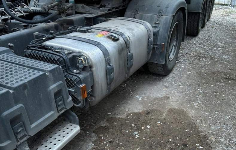 Wieder zugeschlagen. Diesel-Diebe haben in Edenkoben das zweite WE am selben Unternehmen Kraftstoff aus Lkws gestohlen. 700 Liter. 