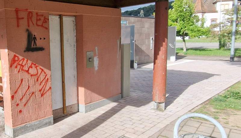 Bei aller berechtigten Aufregung um die Sachbeschädigung an der Kreiselkunst. 50 Meter weiter. Beim Ankunftspunkt von Ausflüglern und Touristen am Bahnhof (hier das alte Toilettehäuschen) schaut die Stadt seit Monaten weg, wenn politische Parolen auf städtisches Eigentum gesprüht werden. Zweierlei Maß? Foto. rw.