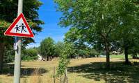Als der provisorische Spielplatz in Mörzheim im Juli 2022 eingerichtet wurde, war die Ersatzfläche leer. Aktuell gibt es dort eine Sandbaustelle und eine Federwippe. Im Rahmen der Erweiterung werden weitere Spielgeräte folgen. Foto. Stadt. LD. Frei. 