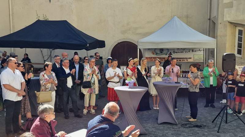Bürgermeisterin Kathrin Flory (rechts mit Mikrofon) eröffnet den deutsch-französischen Bauernmarkt in BZA. Hier im Schlossinnenhof. 