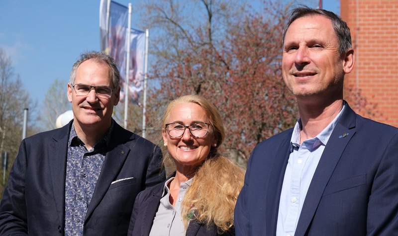 Landrat Dietmar Seefeldt (links), Bewegungsmanagerin Vera Krupinski und Sportreferent Heiko Pabst vorm Kreishaus. Foto. KV. SÜW. Pressefrei.
