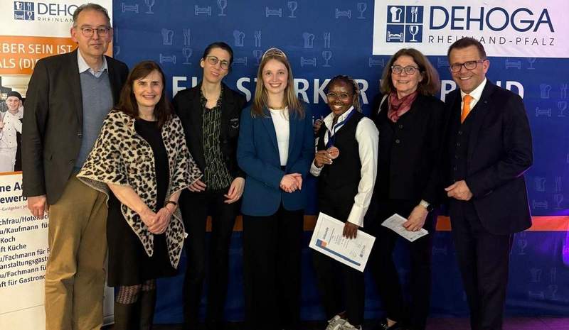 Georg Kern, Gabriele Flach, Angelika Hornbach (Geschäftsführerin Jugendstilhotel Trifels), Anna Zenz, Winnie Peter, Bettina Hornbach (Geschäftsführerin Jugendstilhotel Trifels) und Gereon Haumann, Vorsitzender des Dehoga RLP, in Altrip, Foto. Hornbach. Pressefrei.