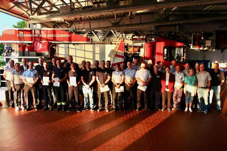 ... und mannigfache Beförderungen von Kameraden der Feuerwehr BZA. Foto. Feuerwehr BZA. Frei. 