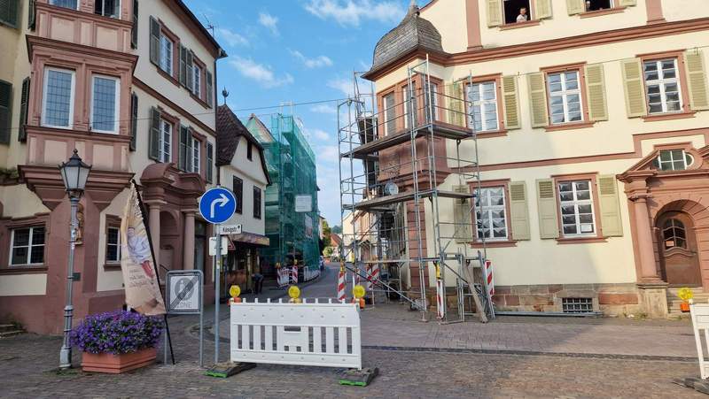 Es hat begonnen. Die Einrüstung des verkauften, alten Rathauses in BZA. Es wird eng. Denn gegenüber wird auch gerade ein Anwesen saniert. Foto. rw.
