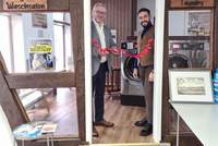 Der GERer Bürgermeister Marcus Schaile gratuliert dem Inhaber von Oma's Waschsalon, Saltuk Yasaroglu, zur Neueröffnung in der Innenstadt. Foto. KV. GER. Frei.
