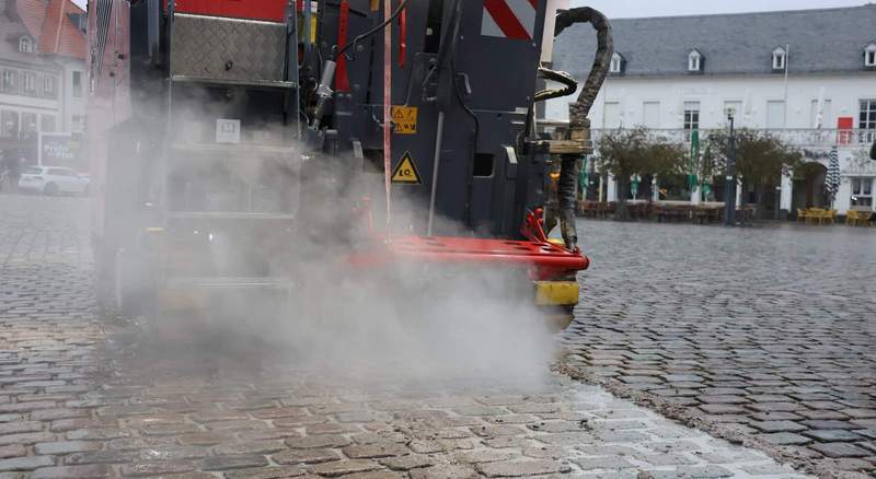 Um die Begehbarkeit des historischen Pflasters auf dem Rathausplatz zu verbessern, hat die Stadt Landau jetzt den Einsatz einer speziellen Feinfräse getestet. Foto. Stadt. LD. Frei. 