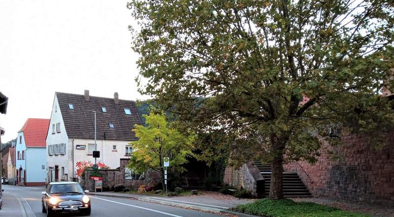 Eines der wenigen schattigen Plätzchen an der meist dicht bebauten Durchgangstraße (Bahnhofstraße/L495) in Hauenstein. Hier findet sich auch der ehemalige Dorfbrunnen mit Waschplatz. Foto. W. G. Stähle. 