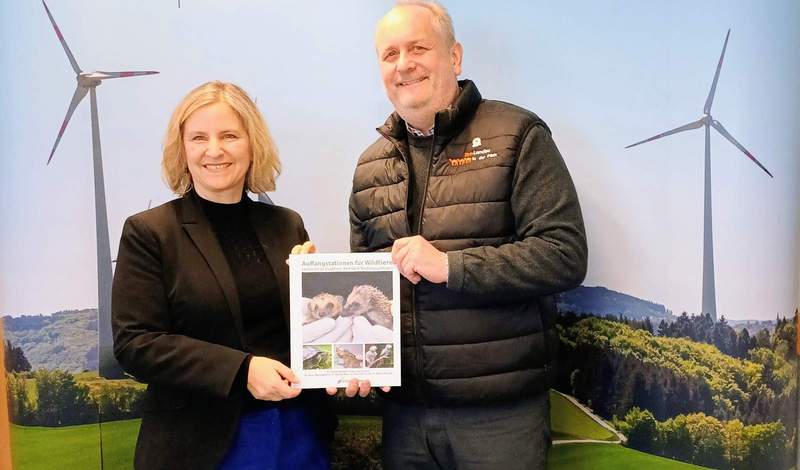 Die rheinland-pfälzische Umwelt- und Klimaschutzministerin Katrin Eder freut sich über das Buch über Auffangstationen für Wildtiere, das ihr LDs Zoo-Direktor Dr. Jens-Ove Heckel vorstellte. Foto. Zoo LD. Frei. 