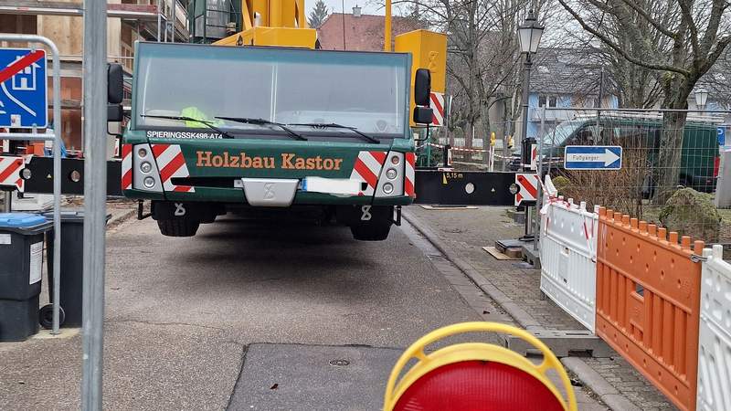 Abgehoben. Der gewaltige Kranwagen ist auf der leicht abschüssigen Weinbergstraße in BZA per Hydraulik-Stelen in die Waagrechte gebracht ...