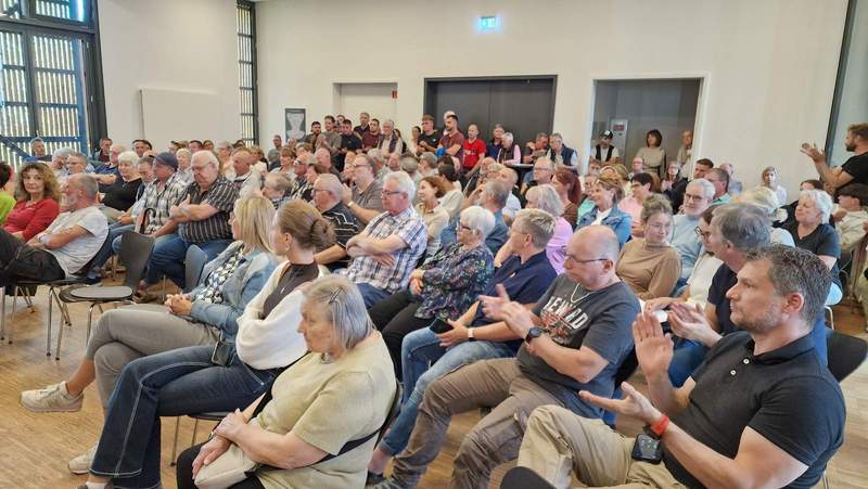 Weit über 100 Menschen kamen zur gestrigen Bürgerversammlung in Niederhorbach in Sachen Masthähnchen-Stallbau. Foto. rw. 