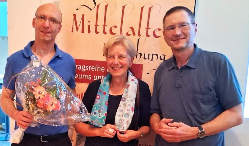 Karl-Heinz Leven (rechts) eröffnete die neue Saison der Vortragsreihe „Junge Mittelalterforschung“ gemeinsam mit Helga Salm (Mitte), die den Museumsleiter und Initiator Sven Gütermann (links) mit einer spontanen Laudatio würdigte. Foto. Günter Hirschmann.