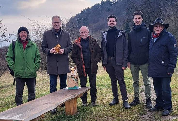 Landrat Dietmar Seefeldt (2. von links) mit Mitgliedern der Pollichia-Gruppe Edenkoben an der neuen Sitzbank auf der Theresienwiese in Edenkoben. Foto. KV. SÜW. Frei.