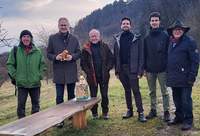 Landrat Dietmar Seefeldt (2. von links) mit Mitgliedern der Pollichia-Gruppe Edenkoben an der neuen Sitzbank auf der Theresienwiese in Edenkoben. Foto. KV. SÜW. Frei.