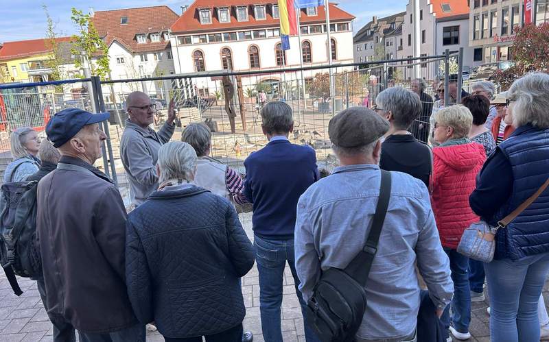 Rund 40 Bürger waren zur Baustellen-Begehung Umgestaltung Werner-Kastner-Platz in Edenkoben gekommen. 
