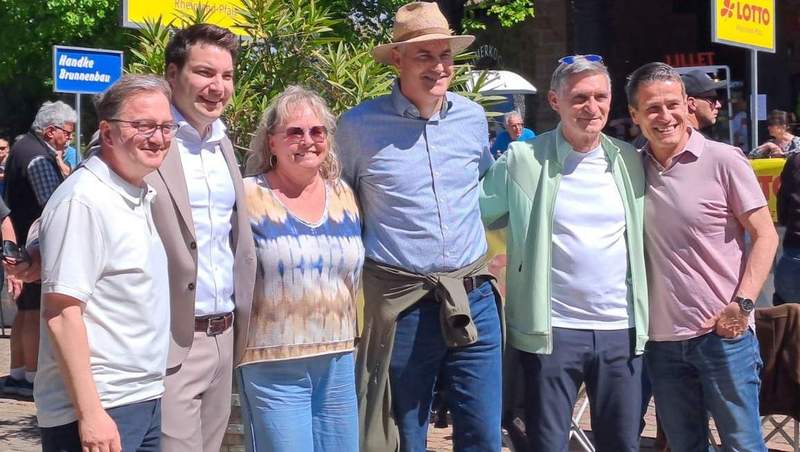 Freuten sich über das Mega-Event-Radrennen mit Start und Ziel Deutsches Weintor. Von links. Ortsbeigeordneter Ronny Bodenseh, Südpfalz-Sparkassen-Vize-Vorsitzender Benjamin Hirsch, Ortsbürgermeisterin Sabine Bentz, SÜW-Landrat Dietmar Seefeldt, der Weißenburger Stadtbürgermeister René Krieger und der SÜW-Kreisbeigeordnete Uwe Huth. 
