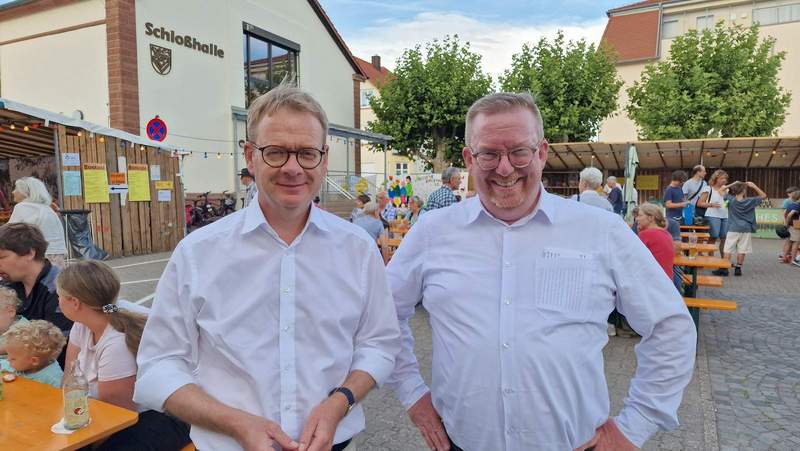 Strahlen bei der Eröffnung des FKB-Festes am Schloss von BZA. MdB Thomas Gebhart und Pfarrer Stefan Häußler. Foto. rw. 