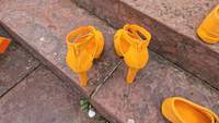 Hochhackig. Frauenschuhe in orange auf der Schlosstreppe in BZA. Am heutigen Tag wider die Gewalt gegen Frauen. Foto. rw. 