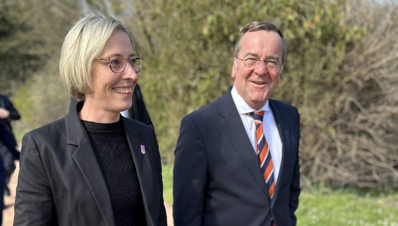 Die Bundeswehr kehrt nach SP zurück. Hier Verteidigungsminister Boris Pistorius und die SPer OBin Stefanie Seiler bei der Gelände-Besichtigung im Frühjahr. 