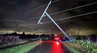 Autofahrer nimmt Strommast mit. Passiert bei NW. 