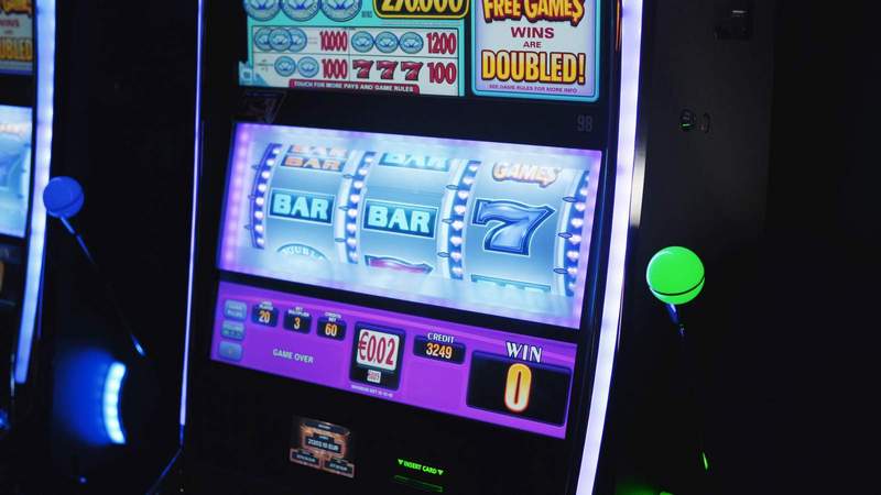 In SP wurden in einer Gaststätte nächtens Spielautomaten aufgebrochen. 