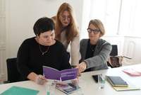 Von links nach rechts. Die Gleichstellungsbeauftragten Lisa-Marie Trog (GER), Laura Hess (LD) und Isa Stähle (SÜW) beim Austausch. Foto. KV. GER. Frei. Mda. Frei.