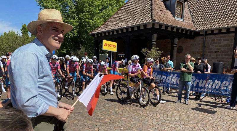 SÜW-Landrat Dietmar Seefeldt am heutigen Samstag am Deutschen Weintor in Schweigen mit der Startflagge für das Radrennen um den Großen Preis der SÜW. 