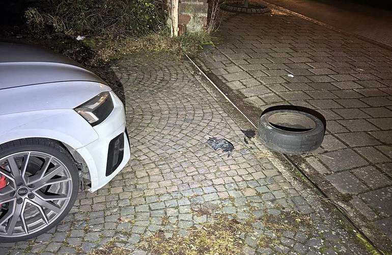 Ein Reifen mit Stahlfelge wurde wohl absichtlich in die Ausfahrt eines P-Platzes in der Königstraße in BZA gelegt. 