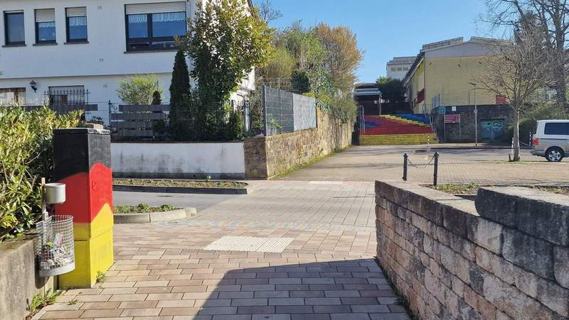 Bislang hat sich der Flaggen-Sprayer an Strom- und Verteilerkästen rund ums Schulzentrum ausgetobt. Die große Treppe zur Grundschule ist eine neue Dimension. Foto. rw.