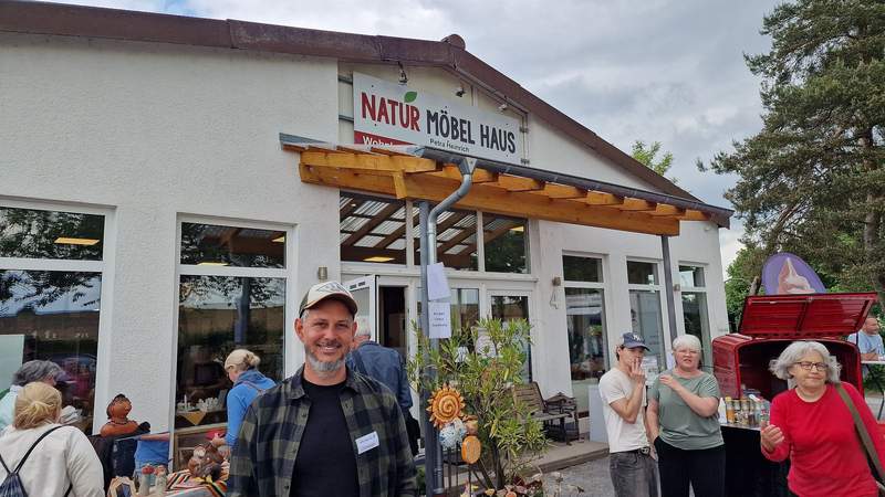 ... Naturmöbelhaus-Betreiber Christoph Heinrich, der schon über eine Wiederholung nachdenkt, strahlt ob des Erfolges. Foto. rw.