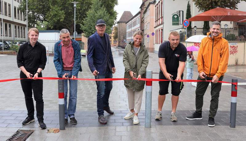 Bahn frei. OB Dominik Geißler (3.v.l.) gab jetzt mit Bürgermeister Lukas Hartmann (links), Ralf Bernhard (2.v.l.) sowie Vertretenden der ausführenden Baufirma die Waffenstraße wieder offiziell für den Verkehr freigegeben. Foto. Stadt. LD. Frei.