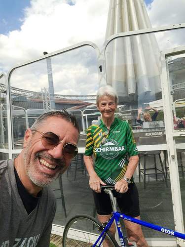 Heide und Bernd Pfeffer. Heide ist neu in seinem Radstall. Und das mit 77 Jahren. Sie kommt aus NW und fährt, wenn es die Witterung zulässt, ein bis 2-mal die Woche mit dem Rednnrad von NW nach Schweigen und weiter ins Elsass. Foto. Bernd Pfeffer. 