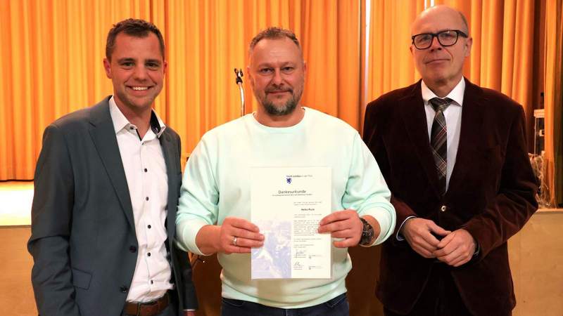 Ortsvorsteher Florian Maier, Heiko Ruck und der LDer OB Dominik Geißler bei der Ehrung anlässlich des Neujahrsempfangs im Ortsteil Dammheim. Foto. Stadt. LD. Frei. 