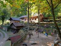Der LDer Wanderklub Nello öffnet am kommenden Mittwoch eigens für eine Spendenaktion für krebskranke Kinder. Einige Promis übernehmen dabei den Hüttendienst. 