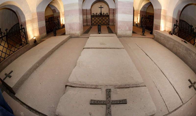 Als Konrad II. bestattet wurde, war der Dom noch eine Baustelle. Sein Sarkophag wurde daher eigens mit Eisenbändern gesichert. Foto. Domkapitel SP. Klaus Landry. Pressefrei. 