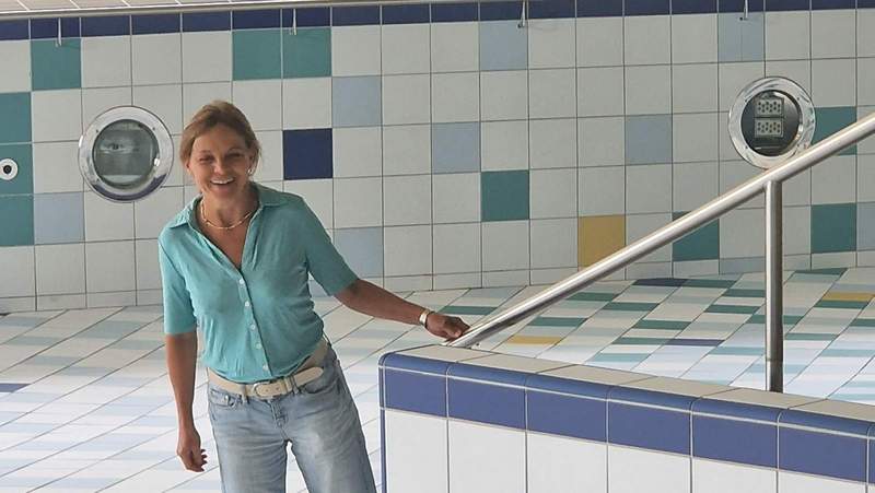 ... drinnen steppt der Bär. Generalüberholung einmal im Jahr. Geschäftsführerin Sandra Reichenbacher verliert trotz der Dutzenden Baustellen nicht ihr Lächeln. Hier im abgelassenen Hauptbecken. 