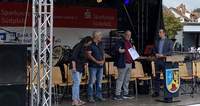 Bürgermeister Christian Burkhart, Axel Burkhart, Werner Reich und Karin Hirsch bei der Preisverleihung (v.r.n.l.). Foto. VG. Annweiler. Pressefrei. 